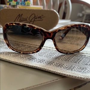 Like new Maui Jim sunglasses with case!
